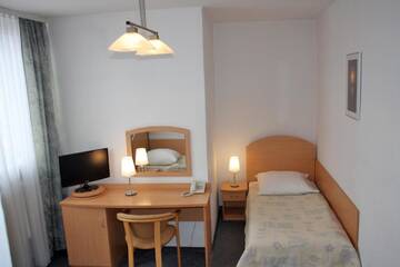 Фото номера Двухместный номер с 2 отдельными кроватями Отель Hotel Logos г. Сувалки 2